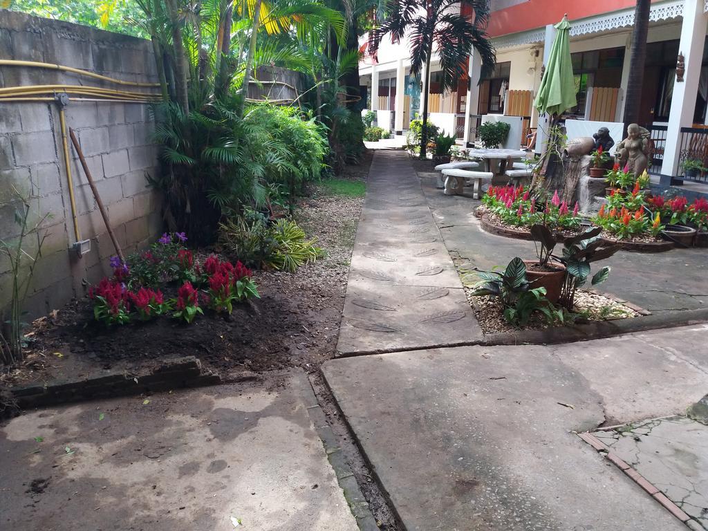 Hollanda Montri Guesthouse Chiang Mai Exterior foto