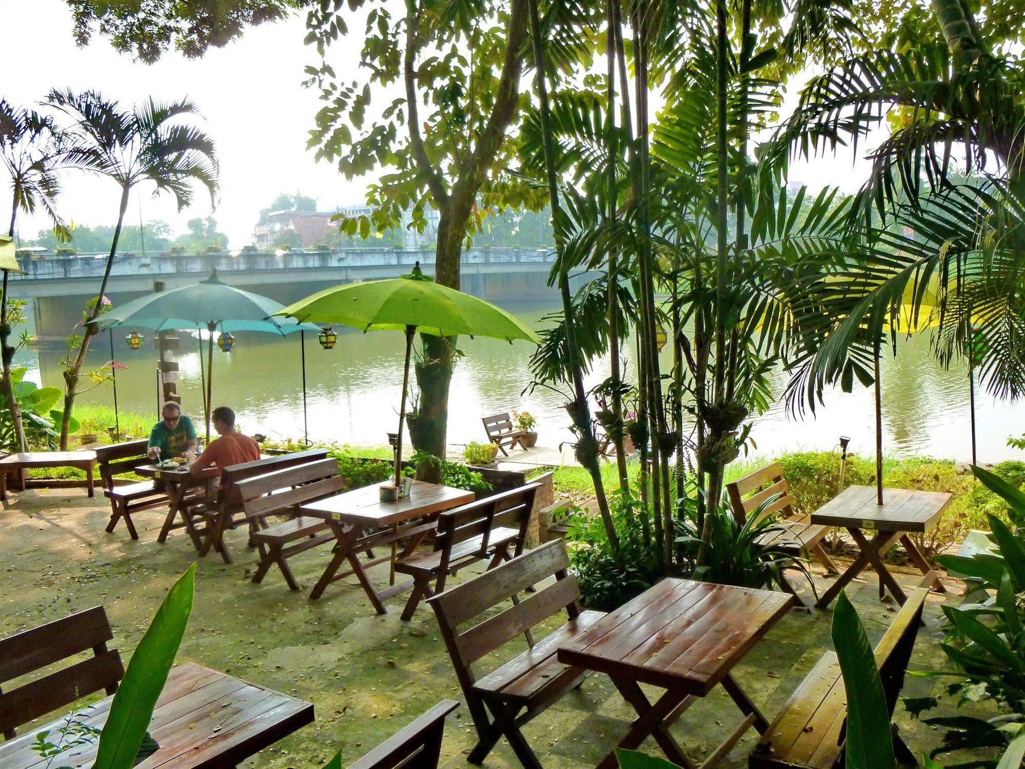 Hollanda Montri Guesthouse Chiang Mai Exterior foto