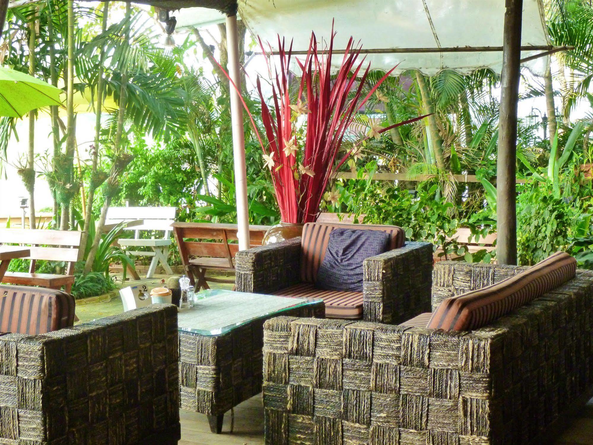 Hollanda Montri Guesthouse Chiang Mai Exterior foto