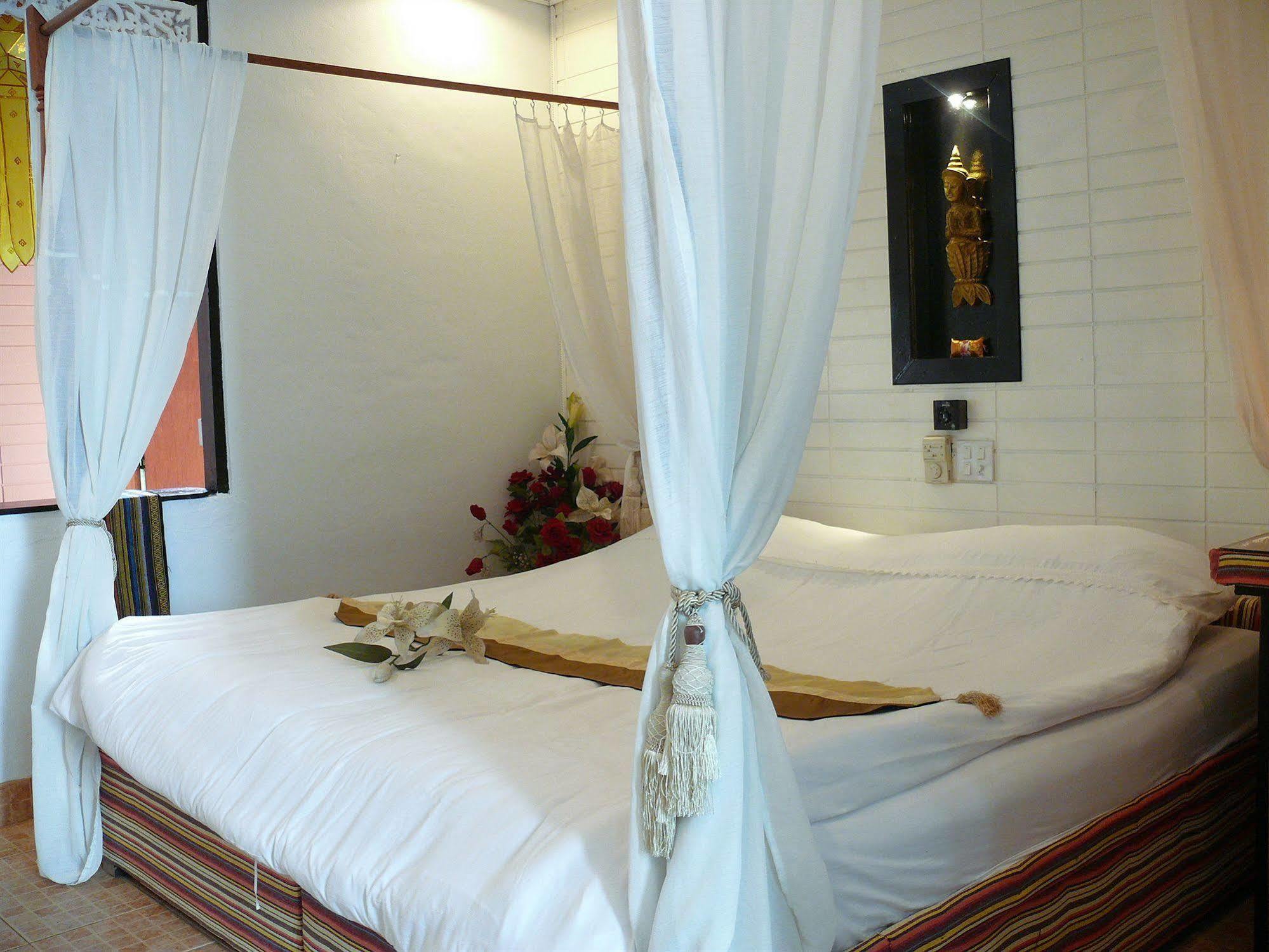 Hollanda Montri Guesthouse Chiang Mai Exterior foto